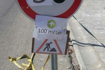 Olyan KRESZ-táblát raktak ki Nógrádban, ami biztos csak vicc