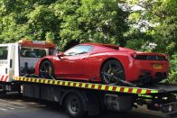 Kátyúba hajtott a Ferrarival, az önkormányzat fizetni fog 3