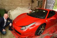 Kátyúba hajtott a Ferrarival, az önkormányzat fizetni fog 12