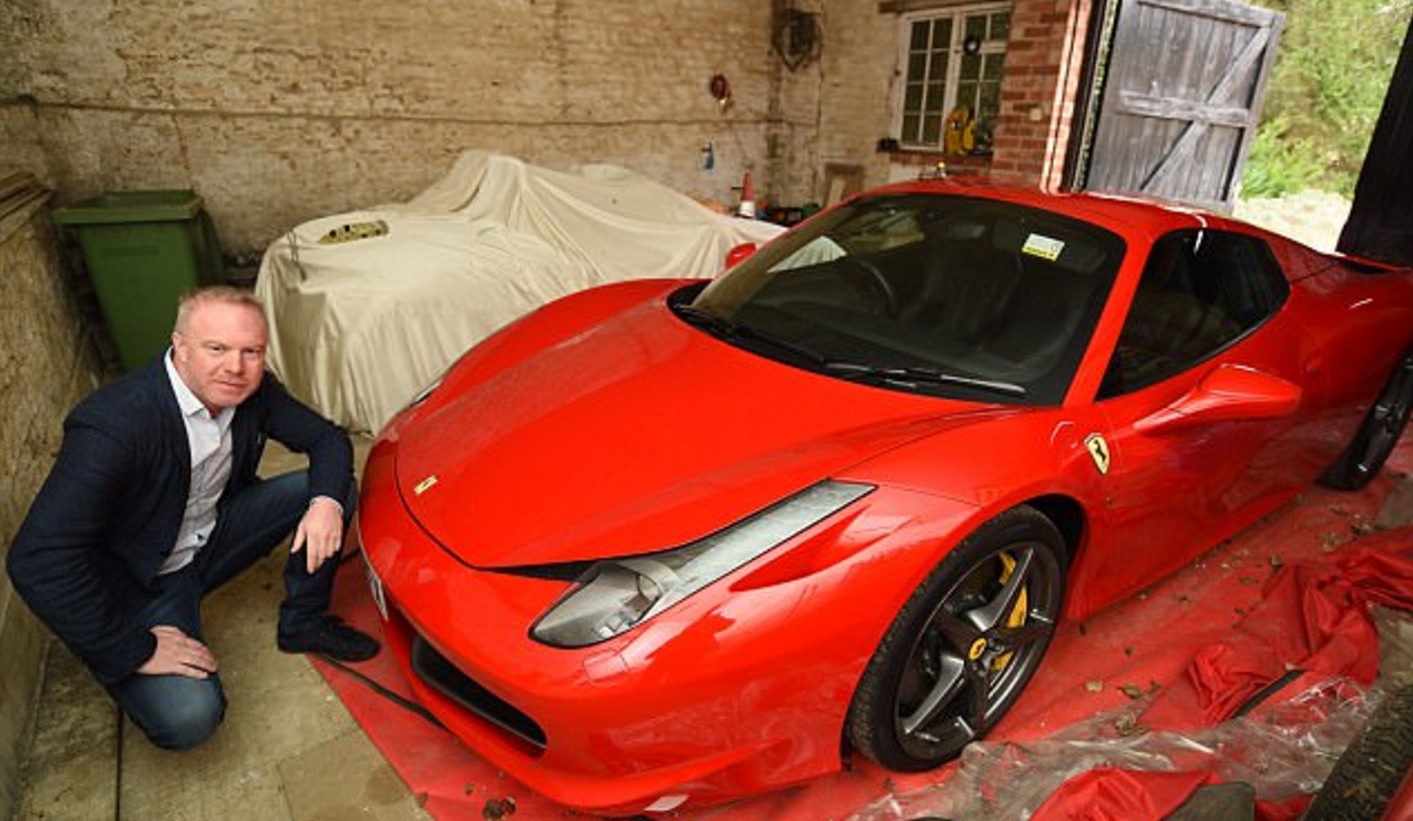 Kátyúba hajtott a Ferrarival, az önkormányzat fizetni fog 7