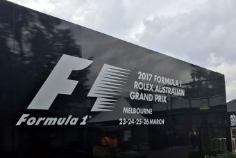 A Forma-1 befutott Melbourne-be, képeken a készülődés