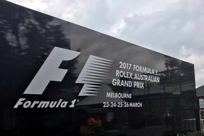 A Forma-1 befutott Melbourne-be, képeken a készülődés