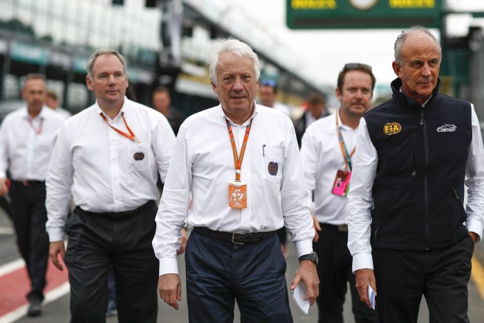 F1: Jövőre eltüntetik a cápauszonyokat 1 | Vezess Charlie Whiting szemlét tart