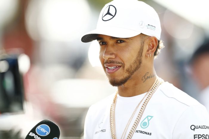 F1: Hamilton dobta az edzőjét