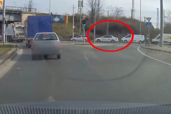 Tízpontos pofátlan dugókerülést mutatott be egy Mercedes