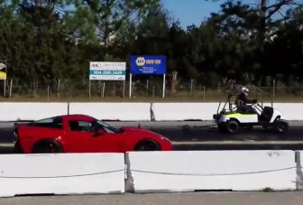 Golfkocsi nyomta le a Corvettet egy gyorsulási versenyen