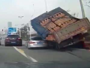 Téglákkal tömött teherautó borult rá erre a Focusra