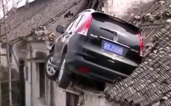 Háztetőn landolt egy Honda CR-V