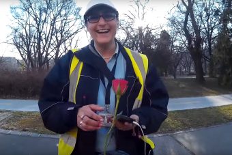 A motoros, aki virágokat osztogatott a nőknek Budapesten 