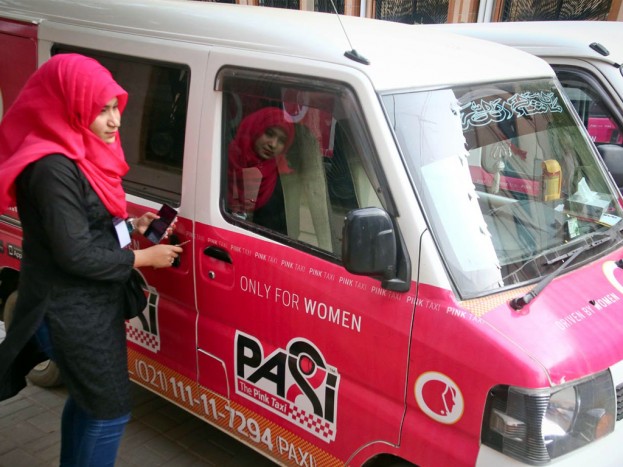 Rózsaszín taxikkal védik a nőket