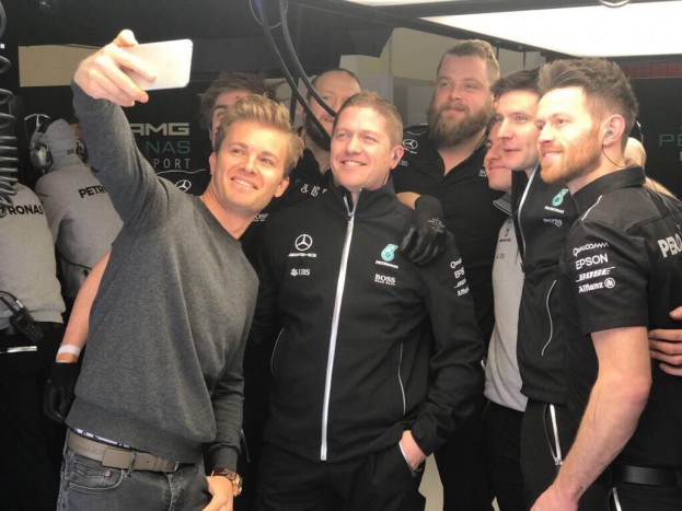 F1: A világbajnok beugrott lecsekkolni az utódot – videó