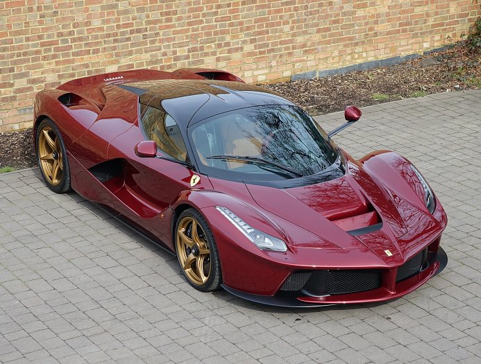 Gazdát keres az egyik legszebb LaFerrari 13