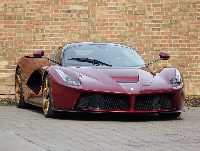 Gazdát keres az egyik legszebb LaFerrari 12