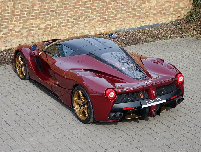 Gazdát keres az egyik legszebb LaFerrari 10