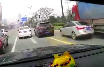 Rakomány tégla zúdult az autóra, túlélték