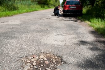 Erre figyelj, ha kátyúba hajtasz! (X)