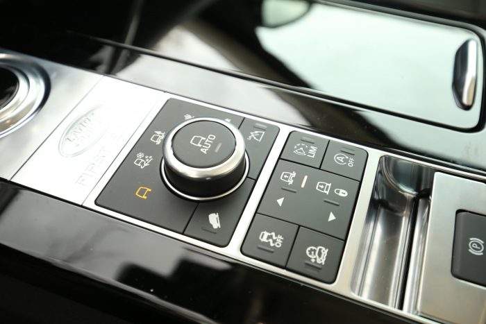 Rovert Audi helyett? 43 A Terrain Response 2 rendszer vezérlő forgótárcsája segítségével szabályozható a vontatmány és a jármű iránya tolatáskor.