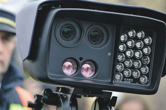 Elszomorító, ahogy ez a rendőr sebességet mér Budapesten