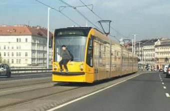 Őrült mutatvány a 6-os villamoson
