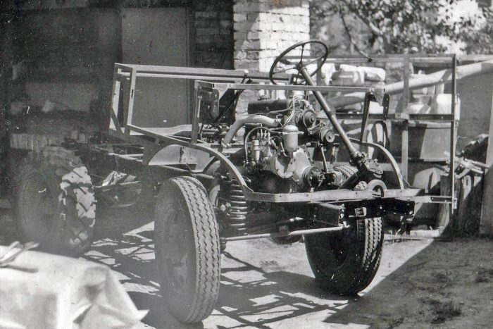 Unimog a tyúkolból 3 Miután a tyúkokat kilakoltatták belőle, elkezdett összeállni az autó. Itt már határozottan jól néz ki