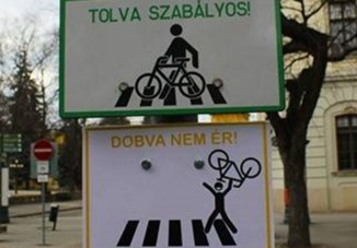 Mókás kiegészítést kapott egy bicikliseknek szóló KRESZ-tábla
