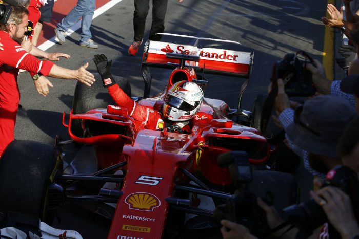 Videó: Ilyen közel voltak a nézők Vettel Ferrarijához