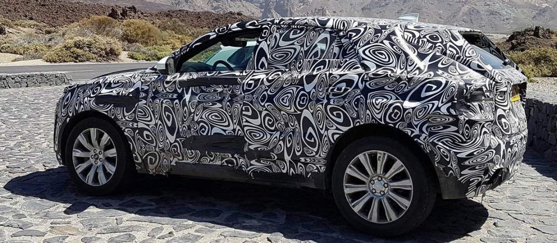 Álcázott luxusterepjárót fotózott olvasónk