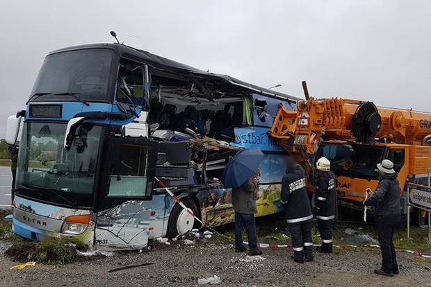 Magyar sofőr nyársalta fel az emeletes buszt