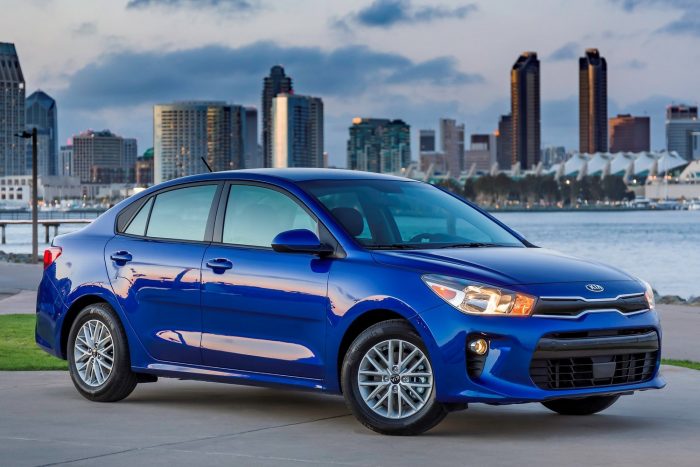 Városi lépcsőshátúval erősít a Kia