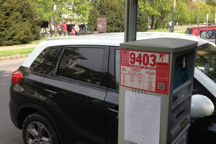 Verssel üzent egy autós