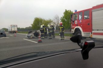 Felborult egy autó az M1-esen