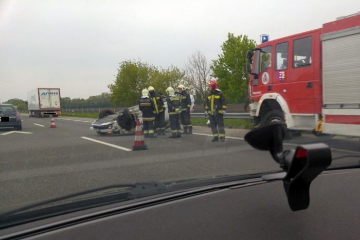 Felborult egy autó az M1-esen