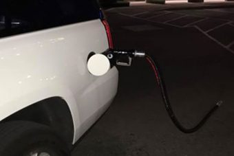 Majka kitépte a töltőpisztolyt