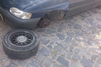 Kiszakadt a fél órája vett autó kereke, balesetet okozott