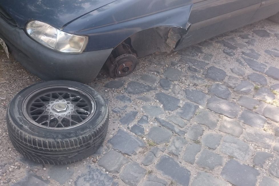 Kiszakadt a fél órája vett autó kereke, balesetet okozott 1 4 csavarból 1 már rég eltört, egy a csatornafedél hatására tört el, az utolsóról 2-ről meg lecsúszott az anya...