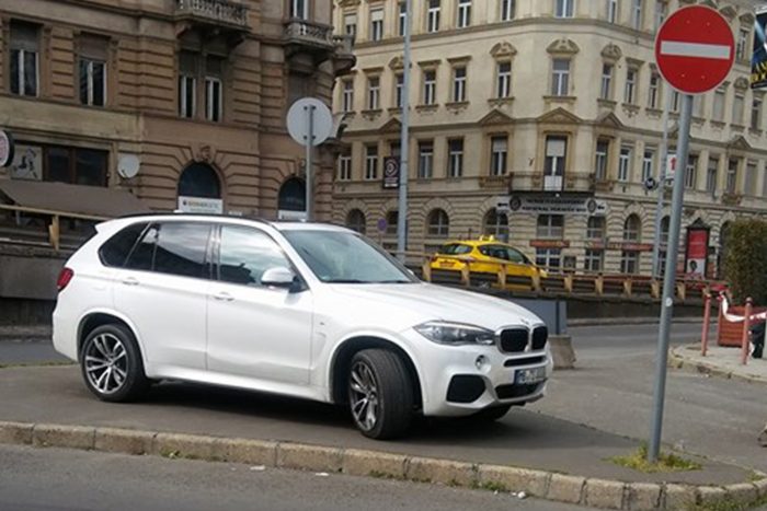 Itt egy csokor tuskó, akik nem tudják, hogyan kell parkolni 6 17991137_1782987315048427_388824681109969964_n