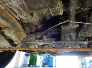 Döbbenetes, mit találtak a Suzuki alatt a szerelők