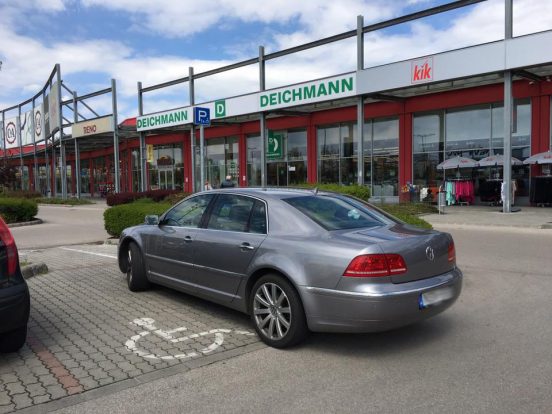 Itt egy csokor tuskó, akik nem tudják, hogyan kell parkolni 5 18157493_1528104307199931_3351001820854781112_n