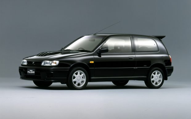 Autók, amiket versenyek reszeltek neked tökéletesre 4 1990-től csupán négy éven át gyártották a Nissan Pulsar GTi-R-t, melynek háromajtós karosszériája alatt egy igazi kis WRC gép lapult. 2 literes turbómotor 230 lóerővel és összkerékhajtással 5 másodperc alatt futotta a 100-as sprintet, de a negyed mérföldes táv is megvolt 13 másodperc alatt.