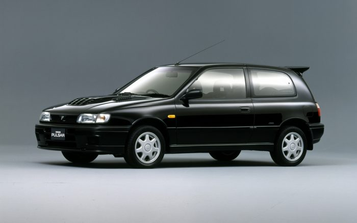 Autók, amiket versenyek reszeltek neked tökéletesre 5 1990-től csupán négy éven át gyártották a Nissan Pulsar GTi-R-t, melynek háromajtós karosszériája alatt egy igazi kis WRC gép lapult. 2 literes turbómotor 230 lóerővel és összkerékhajtással 5 másodperc alatt futotta a 100-as sprintet, de a negyed mérföldes táv is megvolt 13 másodperc alatt.
