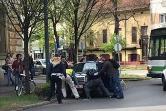 Nem fért el a troli, az utasok tették arrébb a kocsit