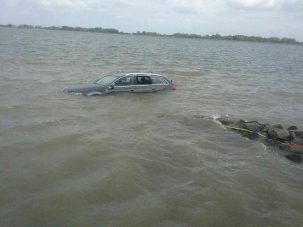 Autót húztak ki a Dunából