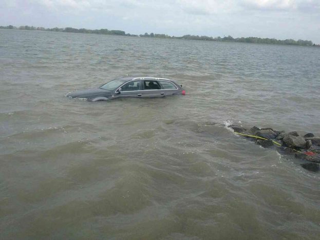 Autót húztak ki a Dunából
