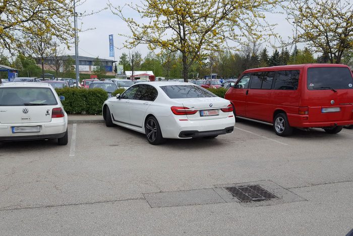 Itt egy csokor tuskó, akik nem tudják, hogyan kell parkolni 3 20170415_114123