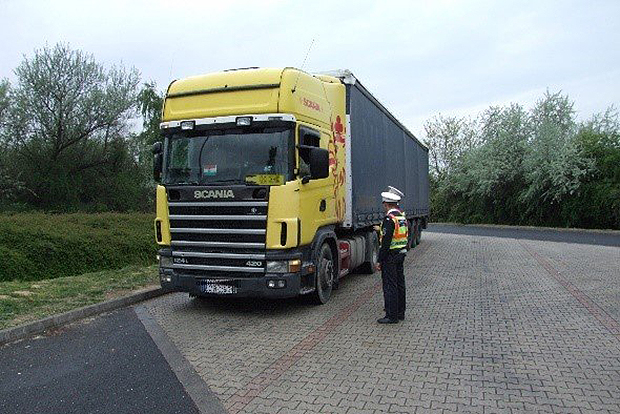 Előzgető kamionosok? Végre lecsaptak a rendőrök