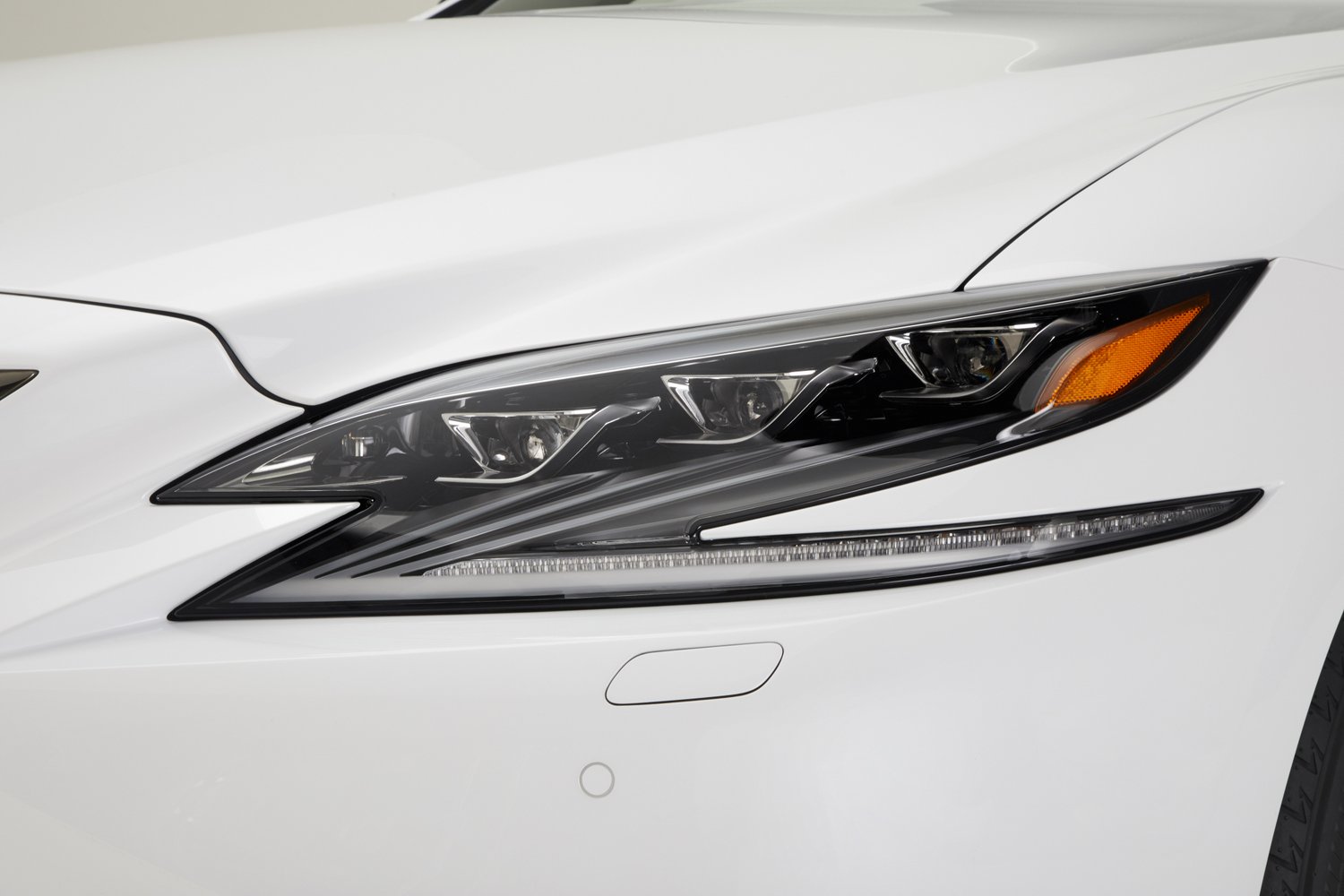 2017_NYIAS_2018_Lexus_LS_500_F_SPORT_007_5C05A5D45E584B93F423EAE1D10590E1FDEB458C | Vezess | Vezess