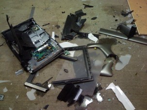 Tévét dobtak egy autóra bulizó fiatalok