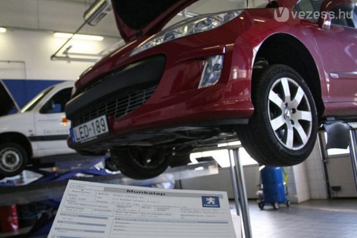 Merjünk francia használt autót venni? 2 Érdemes márkaszervizes állapotfelmérésre vinni a használt 308as Peugeot-t is. A 15 000 Ft körüli költség eltörpül ahhoz képest, ha elkerlhetönk egy rondán javított, visszatekert órás autót