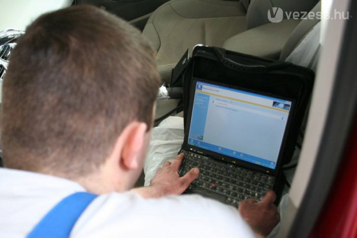 Merjünk francia használt autót venni? 6 Épp egy használt 308-as Peugeot hibakódolvasását végzi a szakember