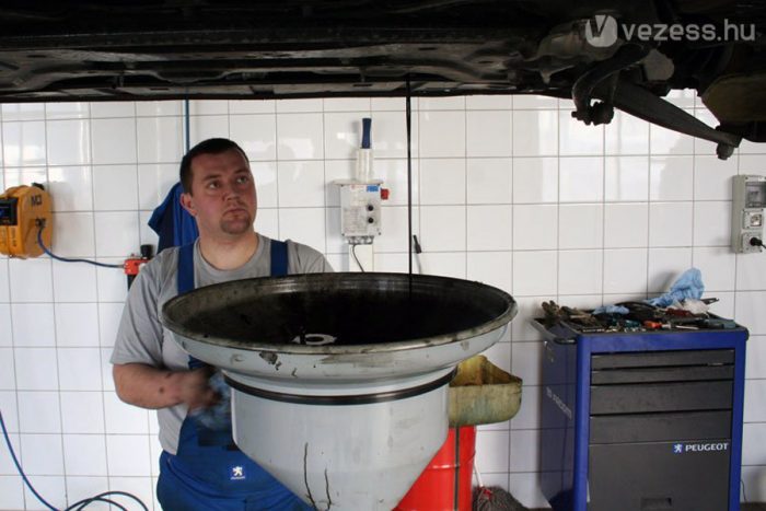 Merjünk francia használt autót venni? 8 Érdemes a fokozott igénybevételre megadott olajcsere-periódushoz ragaszkodni. Ebben az esetben benzineseké 30 helyett 20, a dízeleké 20 helyett 15 ezer km